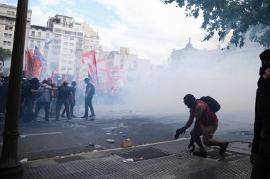 11 Şubat 2026, Buenos Aires, Arjantin: Senato 'da aynı gün işçi reformuna karşı yapılan büyük protesto.
