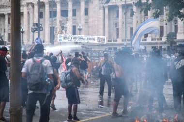 11 Şubat 2026, Buenos Aires, Arjantin: Senato 'da aynı gün işçi reformuna karşı yapılan büyük protesto.