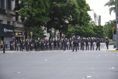 11 Şubat 2026 'da Buenos Aires, Arjantin' de aynı gün Senato 'da yapılan iş reformunu protesto etti. Yürüyüş, bazı protestocularla yaşanan çatışmalar sonrasında güvenlik güçleri tarafından dağıtıldı..