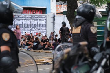 11 Şubat 2026, Buenos Aires, Arjantin: Senato 'da aynı gün işçi reformuna karşı yapılan büyük protesto. 11 Şubat 2026, Buenos Aires, Arjantin: Senato 'da aynı gün işçi reformuna karşı yapılan büyük protesto. Yap
