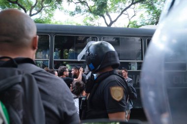 11 Şubat 2026, Buenos Aires, Arjantin: Senato 'da aynı gün işçi reformuna karşı yapılan büyük protesto. Düzinelerce insan polis tarafından gözaltına alındı.