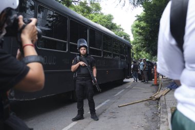 11 Şubat 2026, Buenos Aires, Arjantin: Senato 'da aynı gün işçi reformuna karşı yapılan büyük protesto. Düzinelerce insan polis tarafından gözaltına alındı.