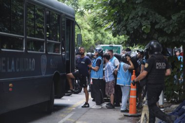 11 Şubat 2026, Buenos Aires, Arjantin: Senato 'da aynı gün işçi reformuna karşı yapılan büyük protesto. Düzinelerce insan polis tarafından gözaltına alındı.
