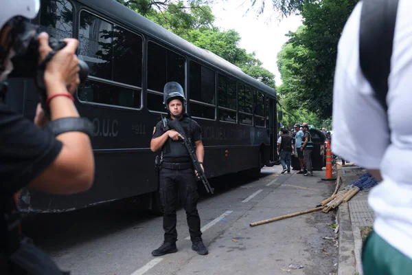 11 Şubat 2026, Buenos Aires, Arjantin: Senato 'da aynı gün işçi reformuna karşı yapılan büyük protesto. Düzinelerce insan polis tarafından gözaltına alındı.