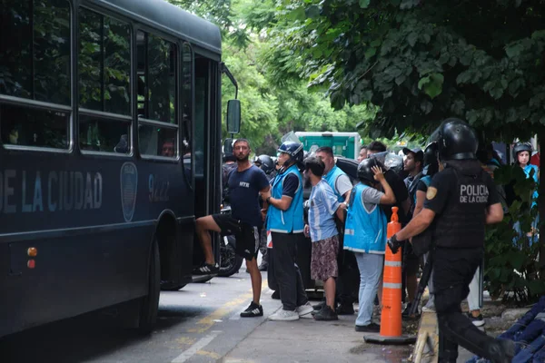11 Şubat 2026, Buenos Aires, Arjantin: Senato 'da aynı gün işçi reformuna karşı yapılan büyük protesto. Düzinelerce insan polis tarafından gözaltına alındı.