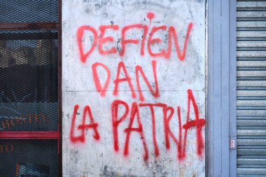 27 Şubat 2026; Buenos Aires, Arjantin: Protestocular, Arjantin Senatosu 'nun işçi reformunun onayını tartıştığı gün sokakta gösteri yaptılar. Duvara grafiti: Vatanı savun.