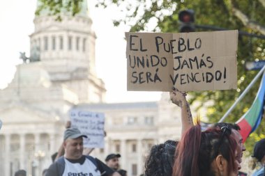 27 Şubat 2026; Buenos Aires, Arjantin: Protestocuların sokakta gösteri yaptığı Arjantin Senatosu işçi reformunun onayını tartıştığı gün. Poster: Birleşmiş insanlar asla yenilmeyecek.
