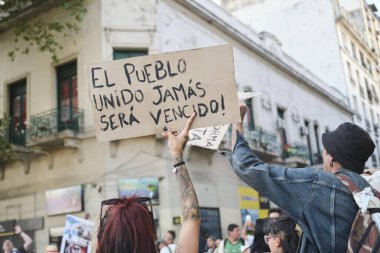 27 Şubat 2026; Buenos Aires, Arjantin: Protestocuların sokakta gösteri yaptığı Arjantin Senatosu işçi reformunun onayını tartıştığı gün. Poster: Birleşmiş insanlar asla yenilmeyecek.