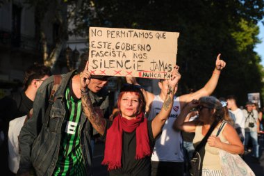 27 Şubat 2026, Buenos Aires, Arjantin, işçi reformunu protesto eden insanlar. Bu faşist hükümetin bizi susturmasına asla izin vermeyelim. Bir daha asla.
