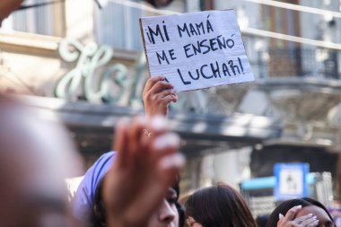 9 Mart 2026, Buenos Aires, Arjantin: Uluslararası Kadınlar Günü için Mart. Annem bana nasıl dövüşüleceğini öğretti.!