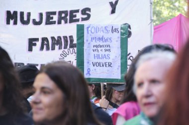 9 Mart 2026, Buenos Aires, Arjantin: Uluslararası Kadınlar Günü için Mart. Tüm anneler kızlarının dönüşünü görmeyi hak eder..