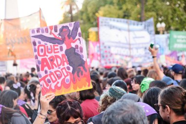 9 Mart 2026, Buenos Aires, Arjantin: Uluslararası Kadınlar Günü için Mart. İçinde bir mesaj olan poster: hepsini yakalım