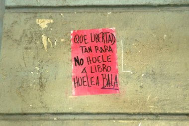 9 Mart 2026, Buenos Aires, Arjantin: Uluslararası Kadınlar Günü için Mart. Duvara asılmış bir poster: Ne garip bir özgürlük, kitap gibi kokmuyor, kurşun gibi kokuyor..