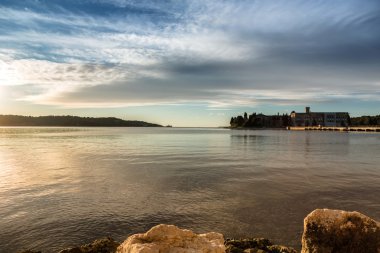 Deniz ve bulutlarla dolu güzel bir manzara