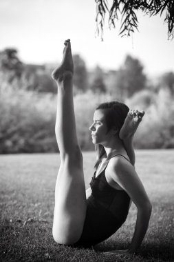 genç kadın yoga uygulamak