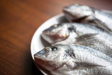 ahşap arka plan üzerinde balık