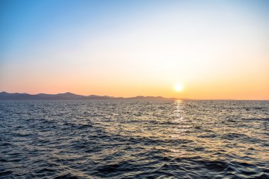 Deniz ve bulutlarla dolu güzel bir manzara