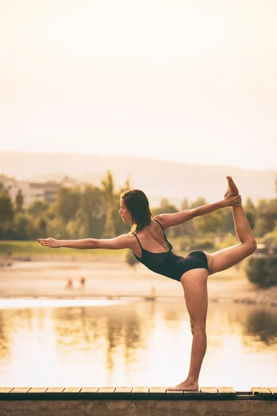 Ung kvinna utövar yoga — Stockfoto