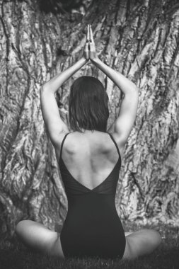 genç kadın yoga uygulamak