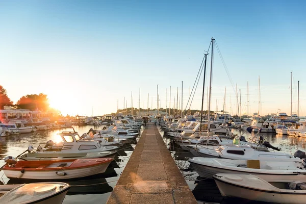 Paesaggio con barche a vela e mare — Foto Stock