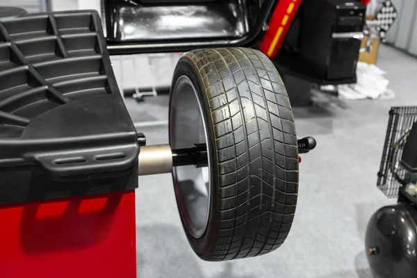 Wheel balancing close up — Stock Photo, Image