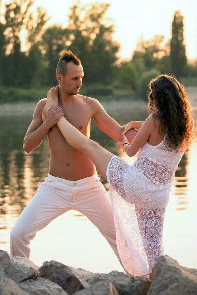 Giovane coppia che balla nel parco — Foto Stock