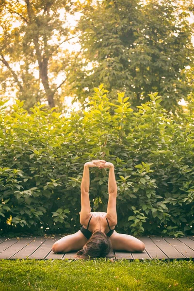 Fiatal nő jóga — Stock Fotó