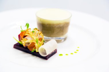 Gurme tatlı beyaz plaka üzerinde