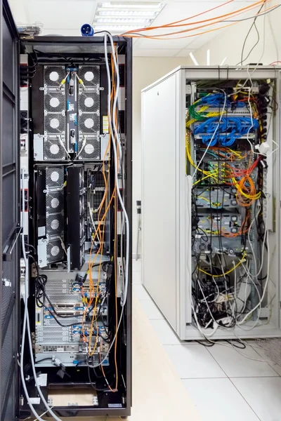 Высокотехнологичные сетевые сервера — стоковое фото