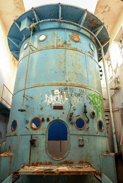 放棄されたインテリアで工業用容器 — ストック写真