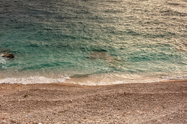 Θάλασσα και γυαλισμένοι βράχοι closeup — Φωτογραφία Αρχείου