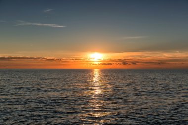 Deniz ve bulutlarla dolu güzel bir manzara