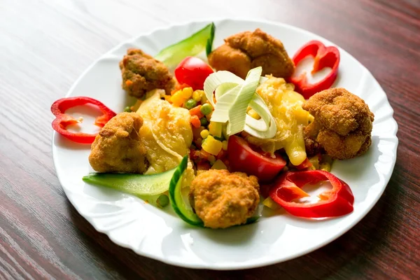 Comida deliciosa em prato branco — Fotografia de Stock