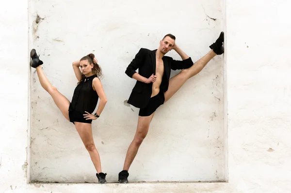 Beautiful couple of professional artists dancing — Stock Photo, Image