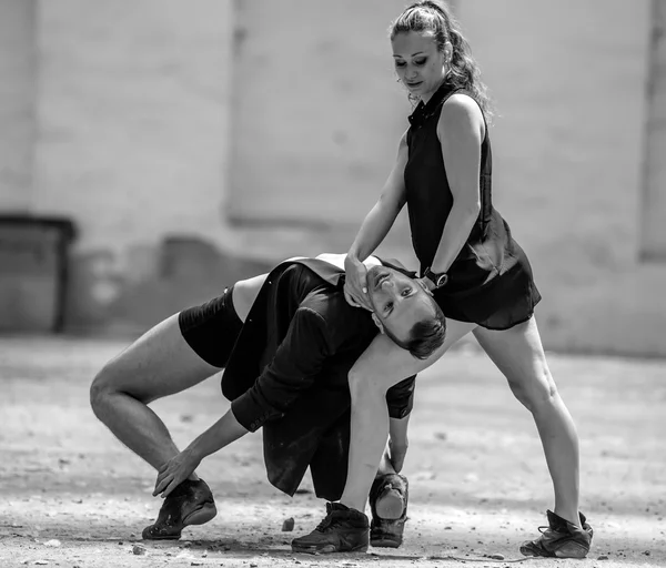 Schönes Paar professioneller Künstler beim Tanzen — Stockfoto