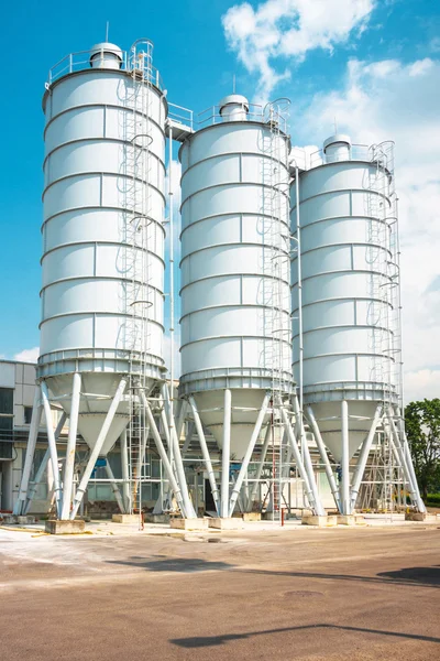 Silos grandes ao ar livre — Fotografia de Stock