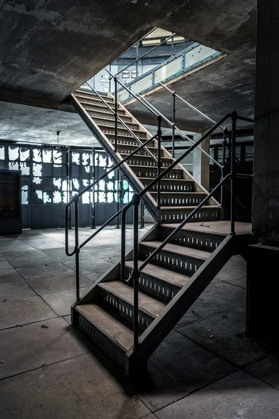 Photo rapprochée d'escaliers industriels — Photo
