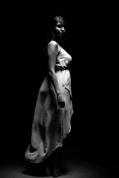 Žena ve tmě — Stock fotografie