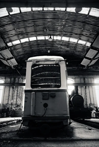Vieux trains dans un dépôt abandonné — Photo