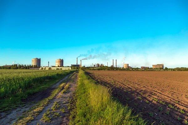 Landsbygdens landskap med fabriken — Stockfoto