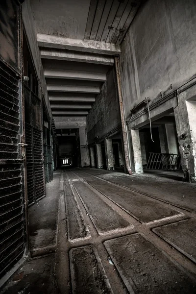 Interior industrial escuro — Fotografia de Stock