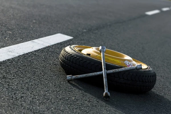 Roue de secours d'une voiture — Photo