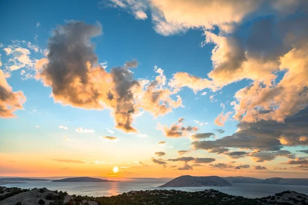 Deniz ve bulutlarla dolu güzel bir manzara — Stok fotoğraf