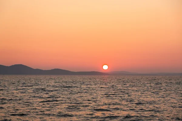 Deniz ve bulutlarla dolu güzel bir manzara — Stok fotoğraf