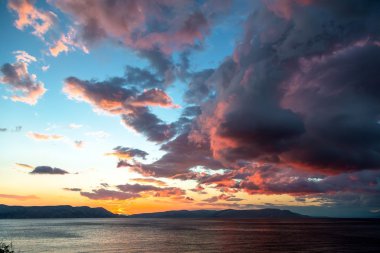 Deniz ve bulutlarla dolu güzel bir manzara