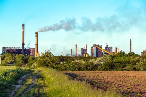 Landsbygdens landskap med fabriken — Stockfoto