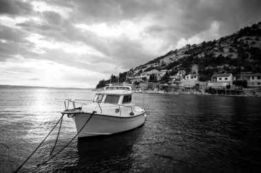 čtyři zlaté a červené zvony