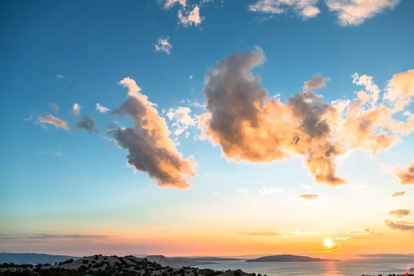 Hermoso paisaje con mar y nubes —  Fotos de Stock