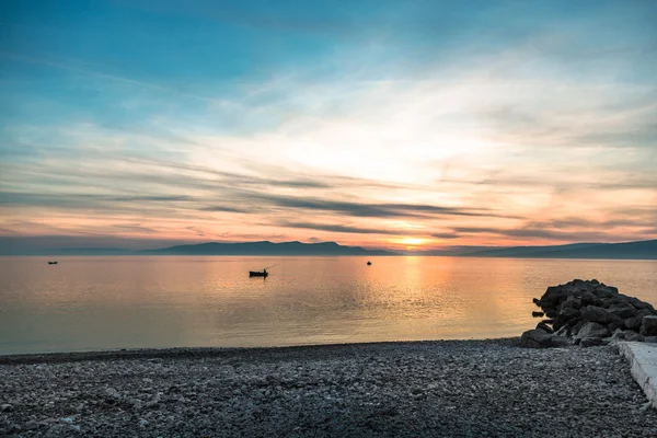 Пейзаж с лодками и море — стоковое фото