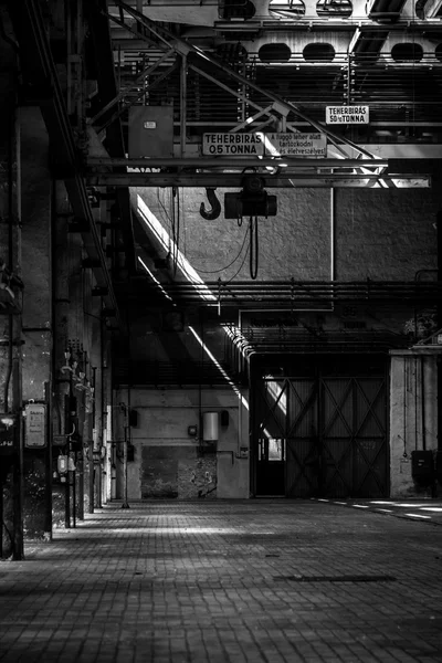 Intérieur industriel sombre — Photo